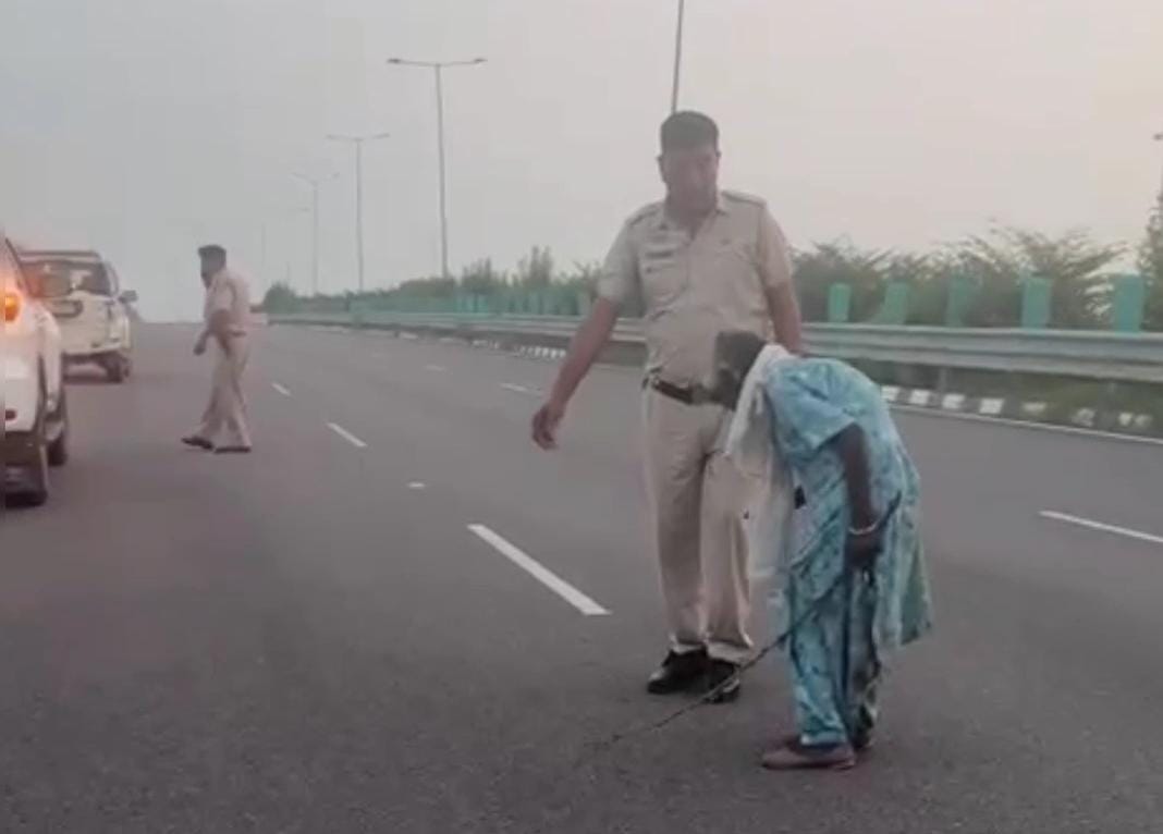वृद्धा को पकड़े सहयोगी।