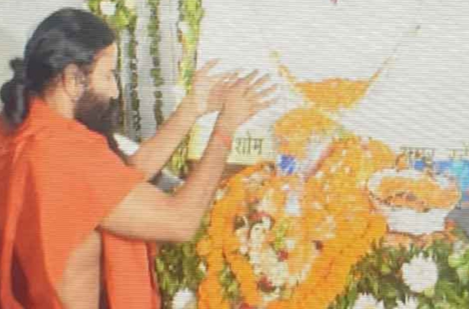 बाबा रामदेव  श्रद्धांजलि देते हुए
