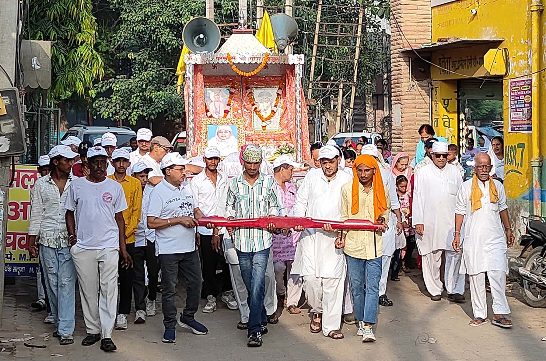 शोभा यात्रा में शामिल रथ को हाथों से खींचते श्रद्धालु।