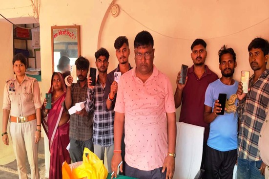 बरामद मोबाइल फोन के साथ मोबाइल स्वामी