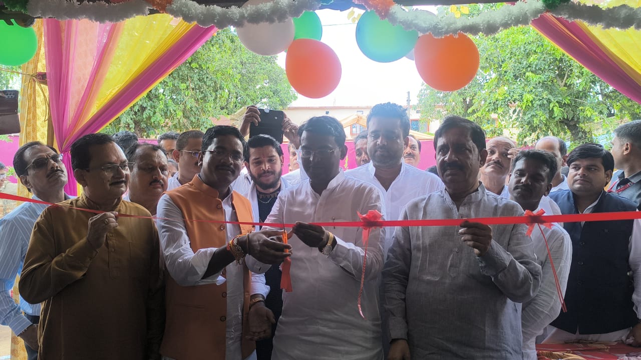 प्रधानमंत्री जन औषधि केंद्र का शुभारंभ करते प्रभारी मंत्री