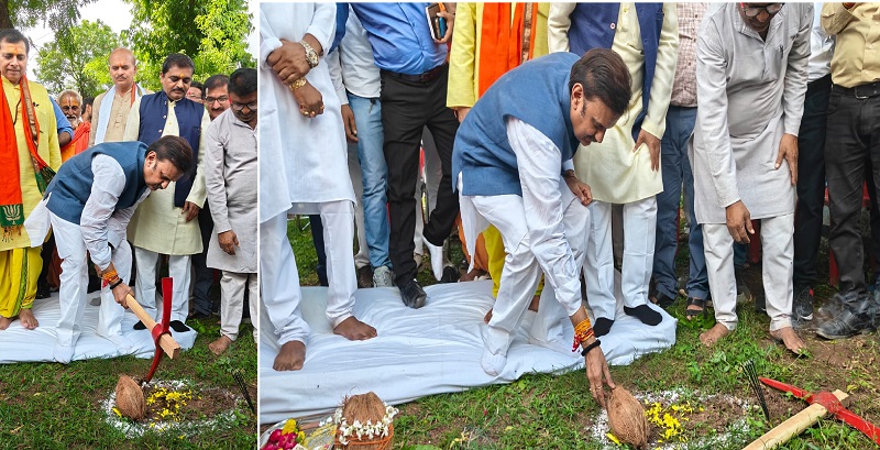 चिकित्सालय भवन हनुमना का भूमिपूजन करते हुए उप मुख्यमंत्री राजेन्द्र शुक्ल