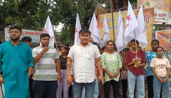 प्रदर्शन करते एसएफआई के सदस्य