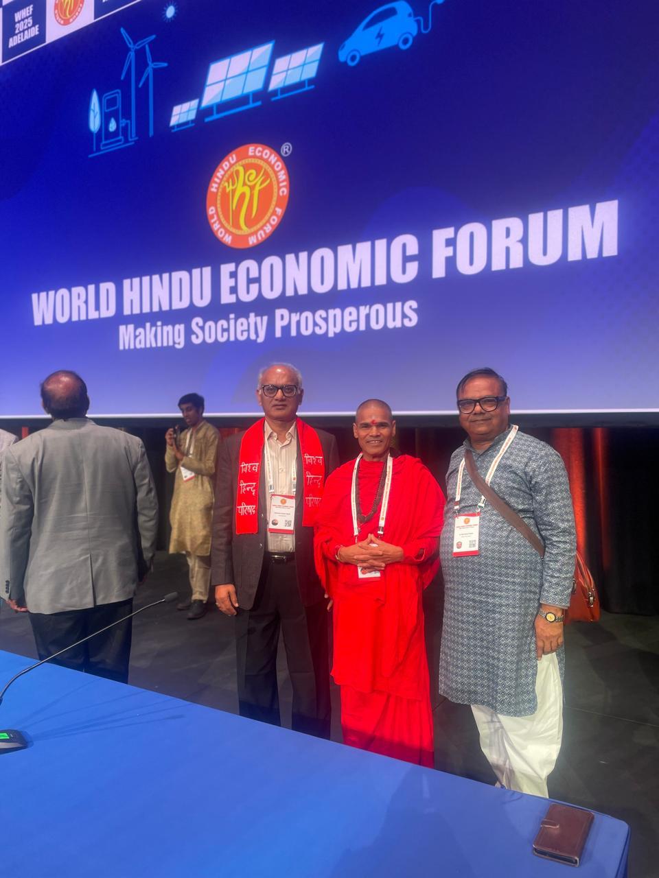 ऑस्ट्रेलिया के एडिलेड में संपन्न हुई विश्व हिंदू आर्थिक मंच की बैठक में विहिप के केंद्रीय प्रबंध कार्यकारिणी सदस्य डॉ राजकमल गुप्ता व डॉ आरके गुप्ता।