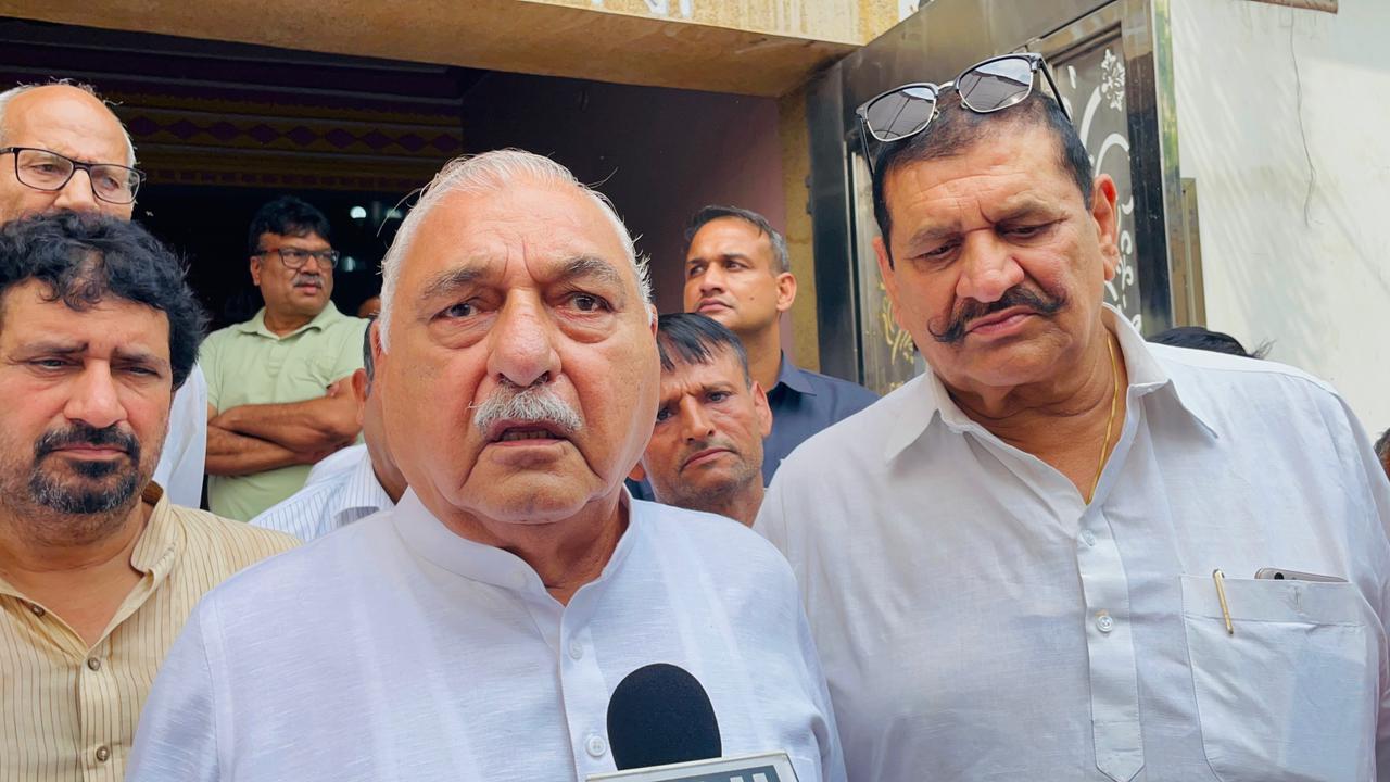 बहादुरगढ़ में पत्रकारों से बातचीत करते भूपेंद्र सिंह हुड्डा बहादुरगढ़ में पत्रकारों से बातचीत करते भूपेंद्र सिंह हुड्डा