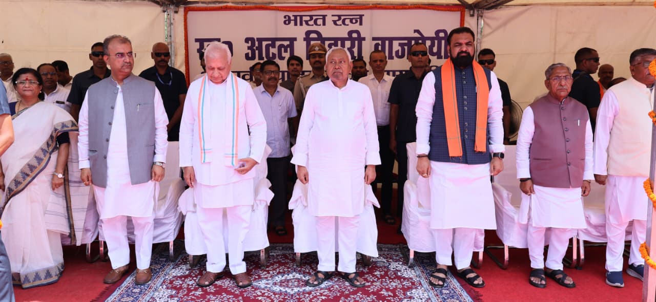 पूर्व पीएम अटल जी पुण्यतिथी पर श्रद्धांजलि अर्पित करते मुख्यमंत्री-राज्यपाल और अन्य