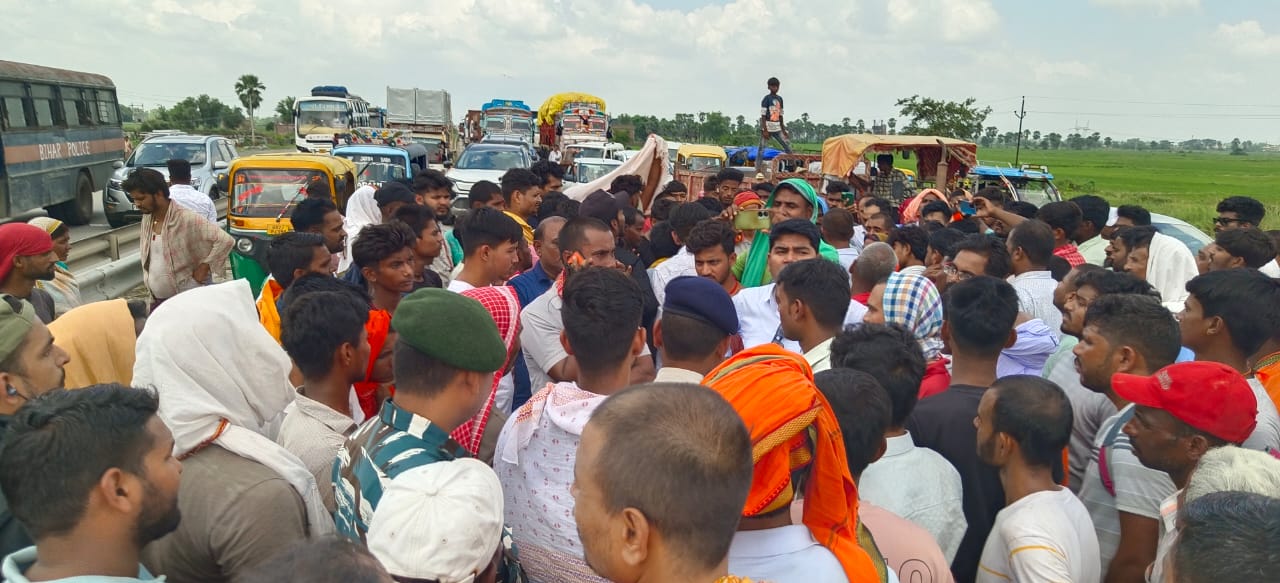 सड़क जाम करते नागरिक सड़क जाम करते नागरिक