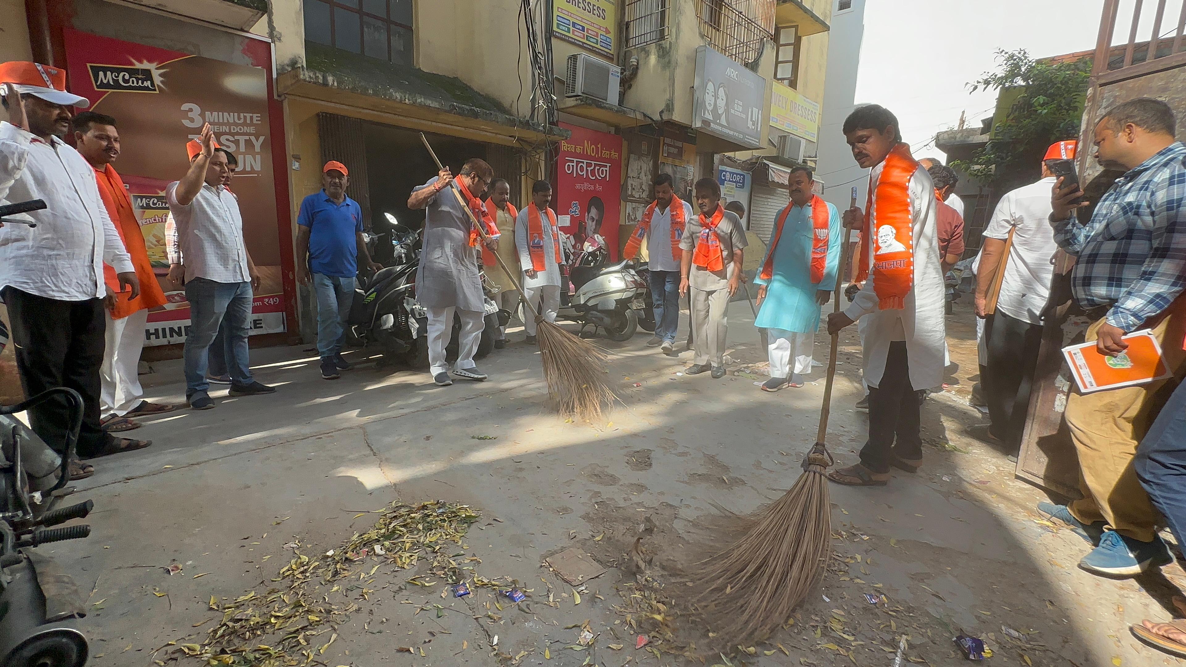 —वार्ड प्रवास में विधायक डॉ नीलकंठ तिवारी