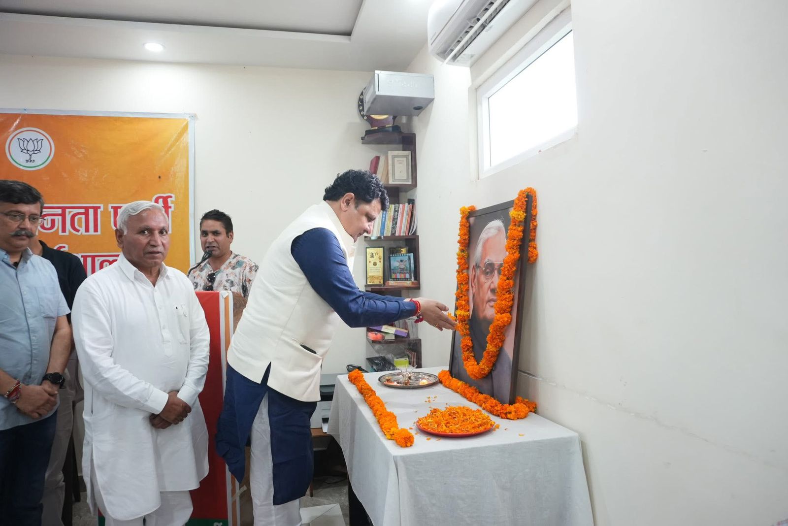 पूर्व प्रधानमंत्री स्वर्गीय अटल बिहारी वाजपेयी को श्रद्धांजलि देते हुए सुधीर शर्मा।