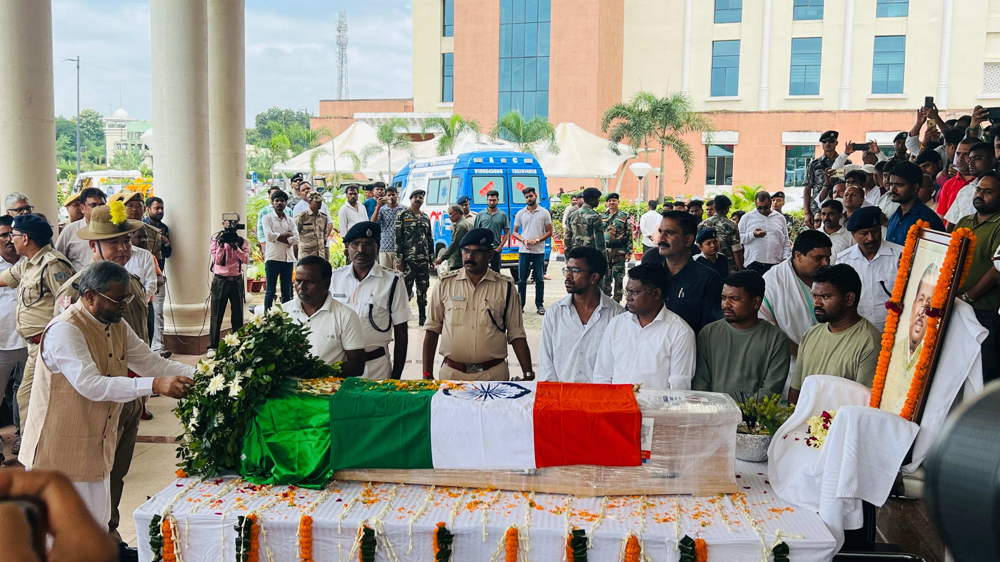 श्रद्धांजलि देते हुए नेता प्रतिपक्ष