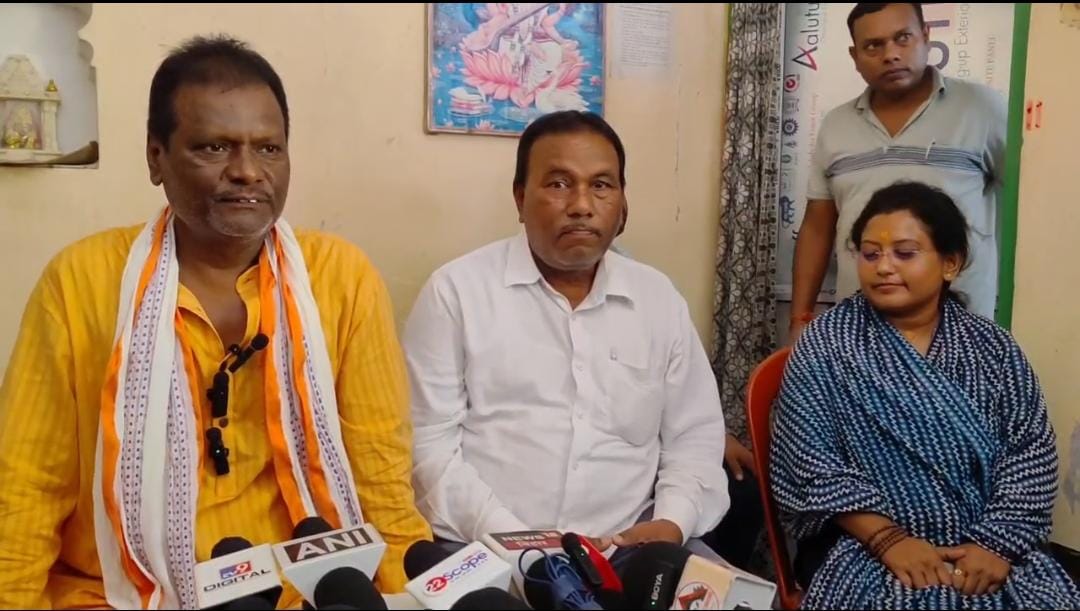 प्रेस वार्ता करते सांसद