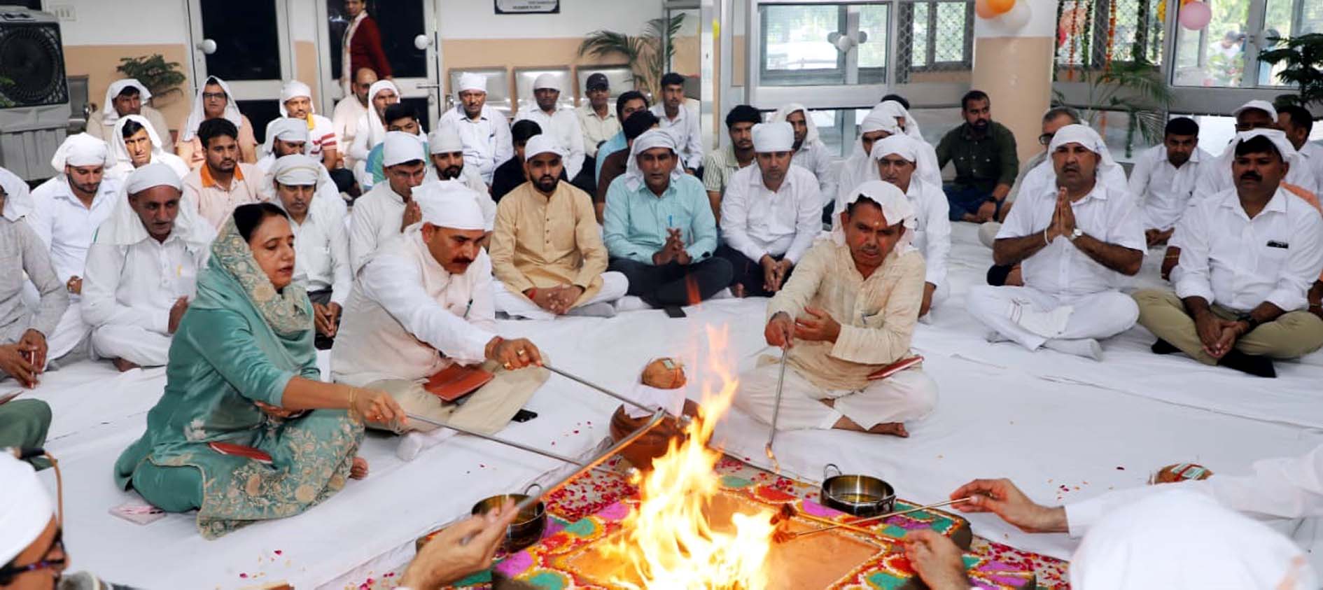 हवन में आहुति देते कुलपति प्रो. नरसीराम बिश्नोई एवं विश्वविद्यालय की प्रथम महिला डा. वंदना बिश्नोई। हवन में आहुति देते कुलपति प्रो. नरसीराम बिश्नोई एवं विश्वविद्यालय की प्रथम महिला डा. वंदना बिश्नोई।