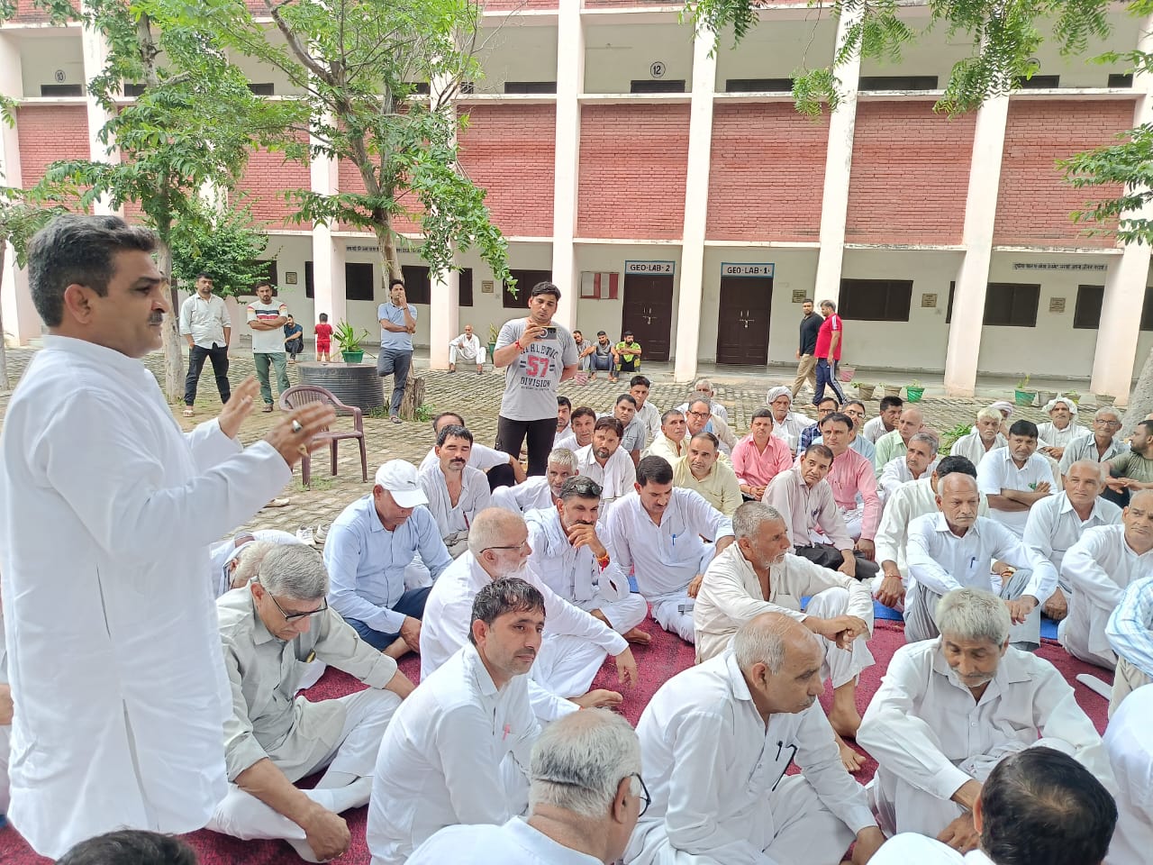 दूबलधन कॉलेज में हुई पंचायत में विचार व्यक्त करते ग्रामीण
