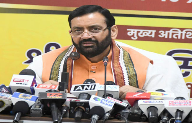 हरियाणा के मुख्यमंत्री नायब सैनी चंडीगढ़ में पत्रकारों से बातचीत करते हुए