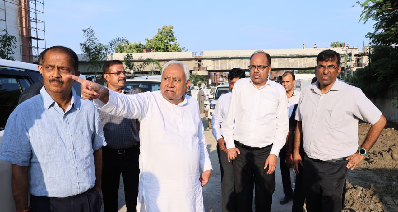 मुख्यमंत्री नीतीश अधिकारियों के साथ पटना जिले में विभिन्न निर्माण कार्यों का निरीक्षण करते