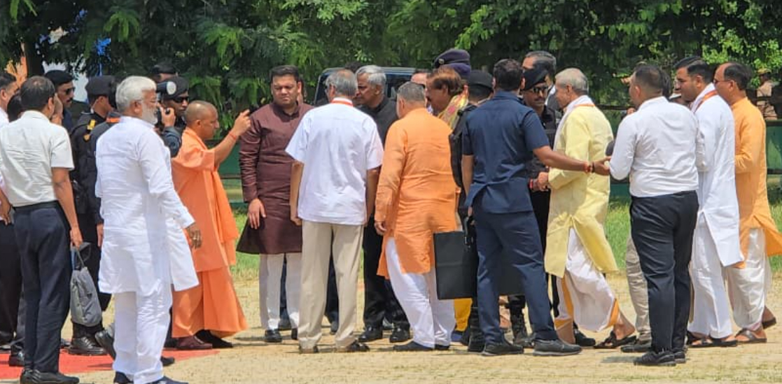 ब्रज की भूमि पर पहुंचे सीएम याेगी का स्वागत करते हुए भाजपा नेता