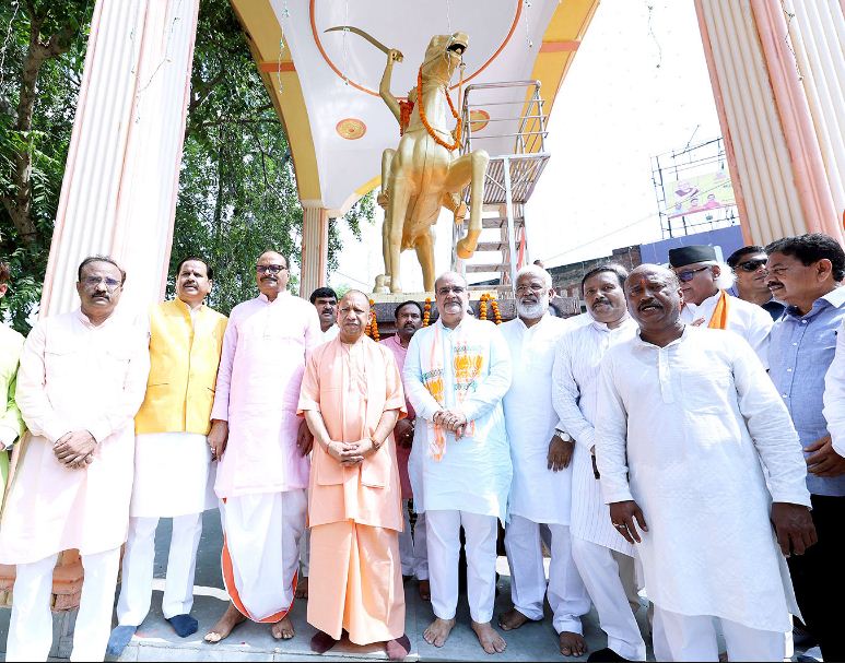 वीरांगना अवंतीबाई की प्रतिमा के समक्ष मुख्यमंत्री योगी आदित्यनाथ व अन्य भाजपा नेता
