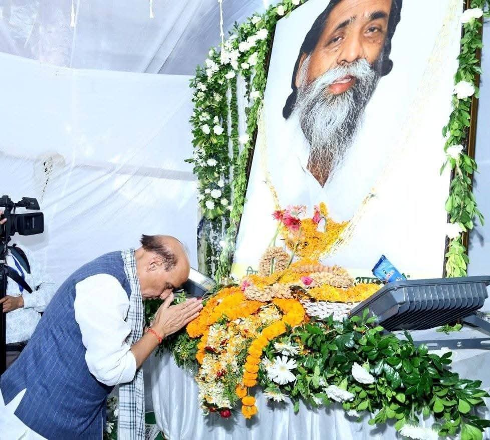 रक्षा मंत्री ने दी श्रद्धांजलि