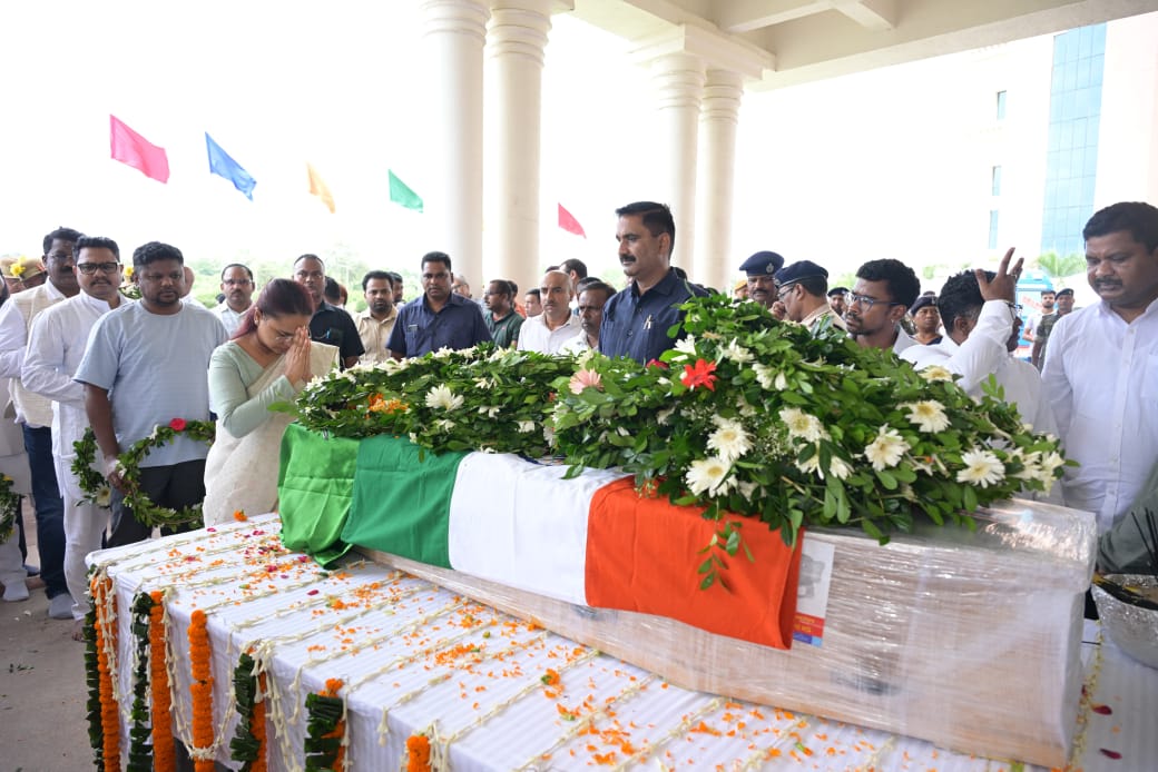 दिवंगत मंत्री को श्रद्धांजलि देती मंत्री तिर्की समेत अन्य