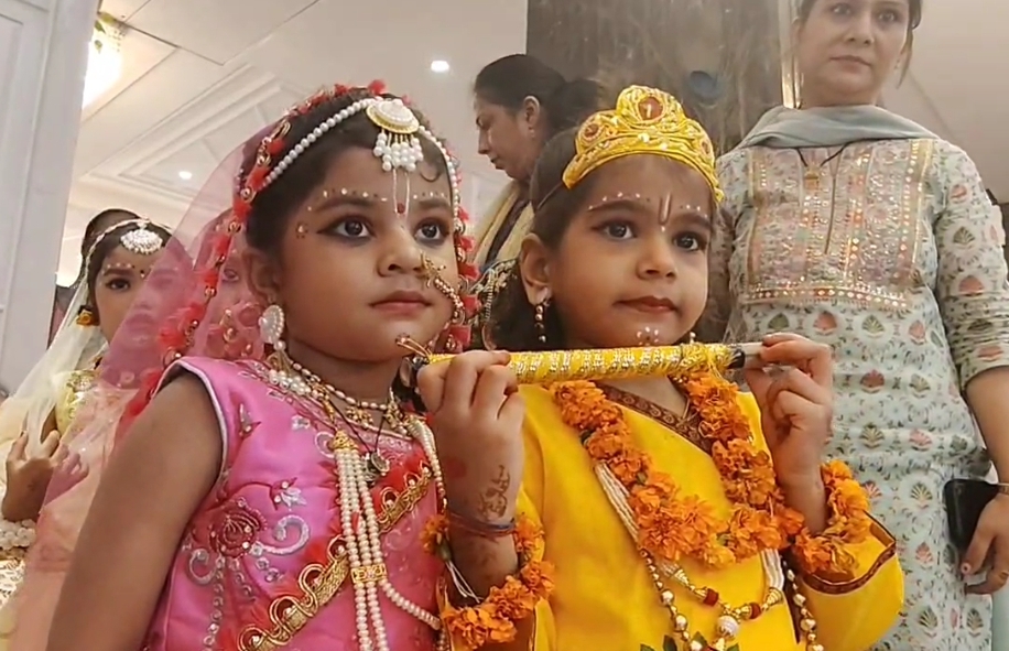भगवान श्री कृष्ण और राधा रानी के अवतार में नन्हे बच्चे