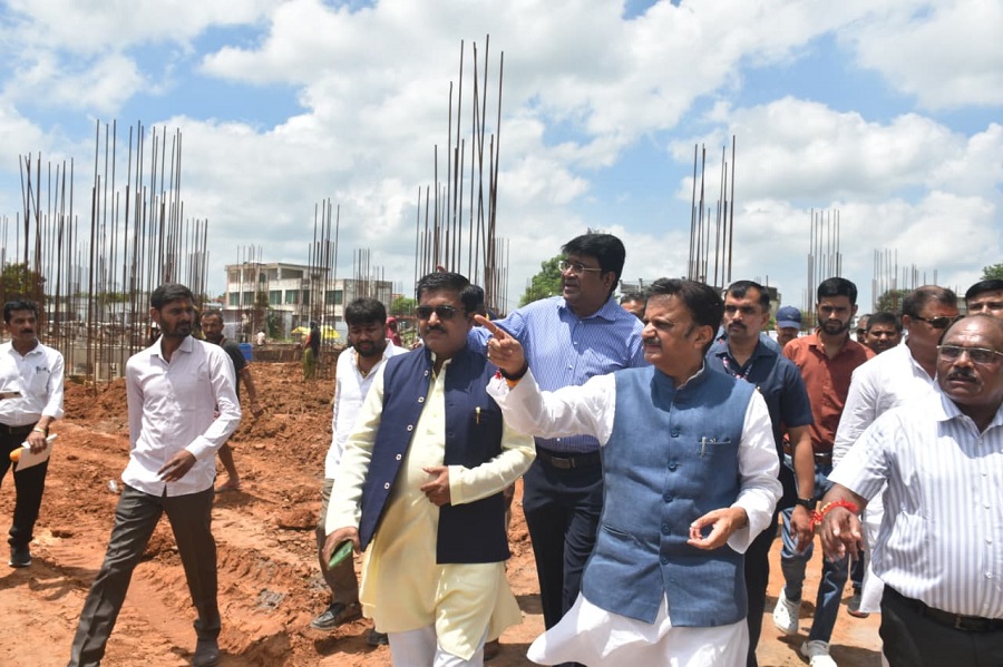 उप मुख्यमंत्री शुक्ल ने निर्माणाधीन जिला अस्पताल भवन का किया निरीक्षण