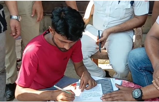 गिरफ्तार आरोपित से पूछताछ करती पुलिस