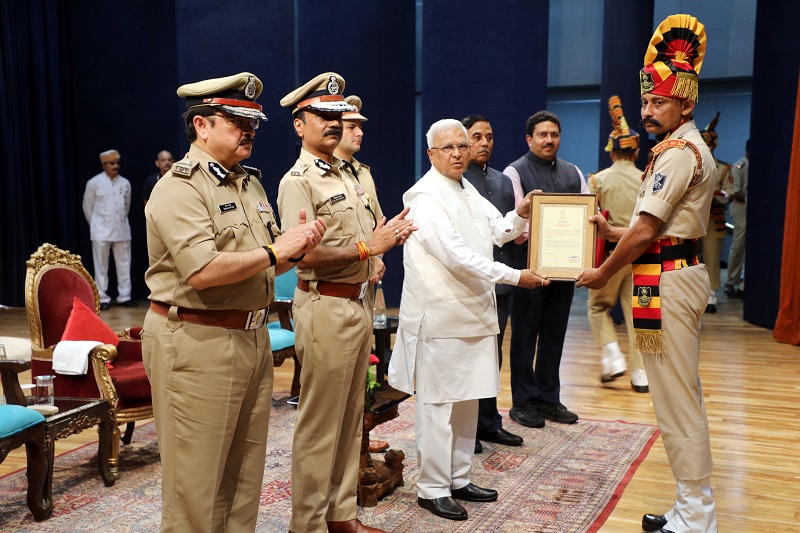 राज्‍यपाल मंगूभाई पटेल ने पुलिस के अधिकारी-कर्मचारियों को प्रशंसा-पत्र प्रदान किये