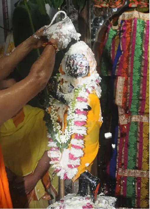 जन्माष्टमी उत्सव: श्री राधा दामोदर मंदिर में दिन में जन्मे कान्हा