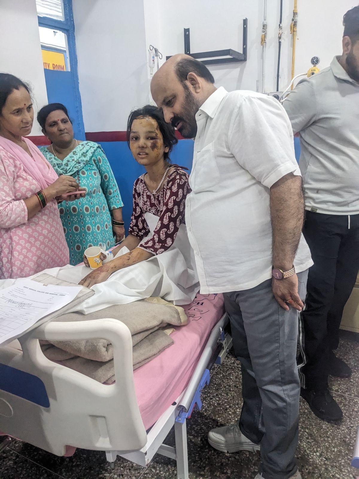 किश्तवाड़ बादल फटने की त्रासदी: घायलों से मिलने जीएमसी जम्मू पहुँचे पूर्व मंत्री