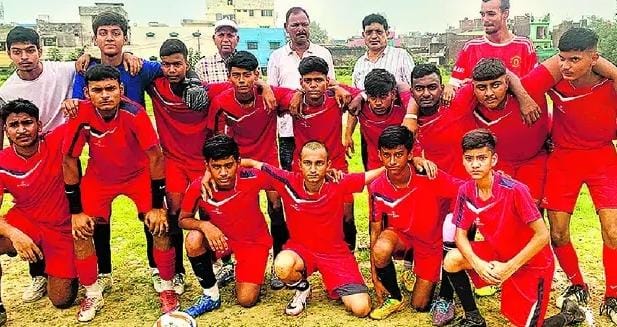 जनपदीय फुटबाल प्रतियोगिता बालक वर्ग में विजेता बनी पारकर कालेज की टीम।