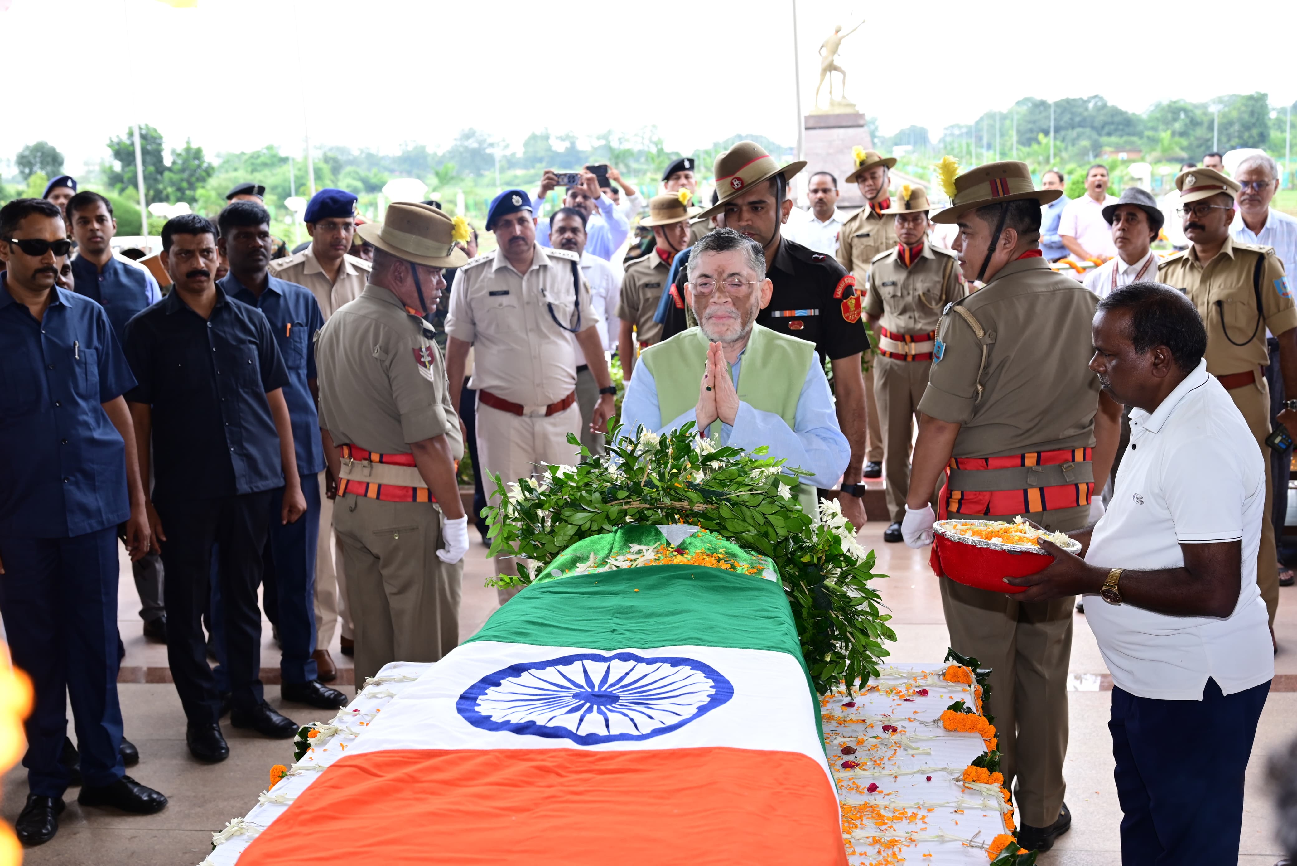 श्रद्धांजलि अर्पित करते हुए राज्यपाल