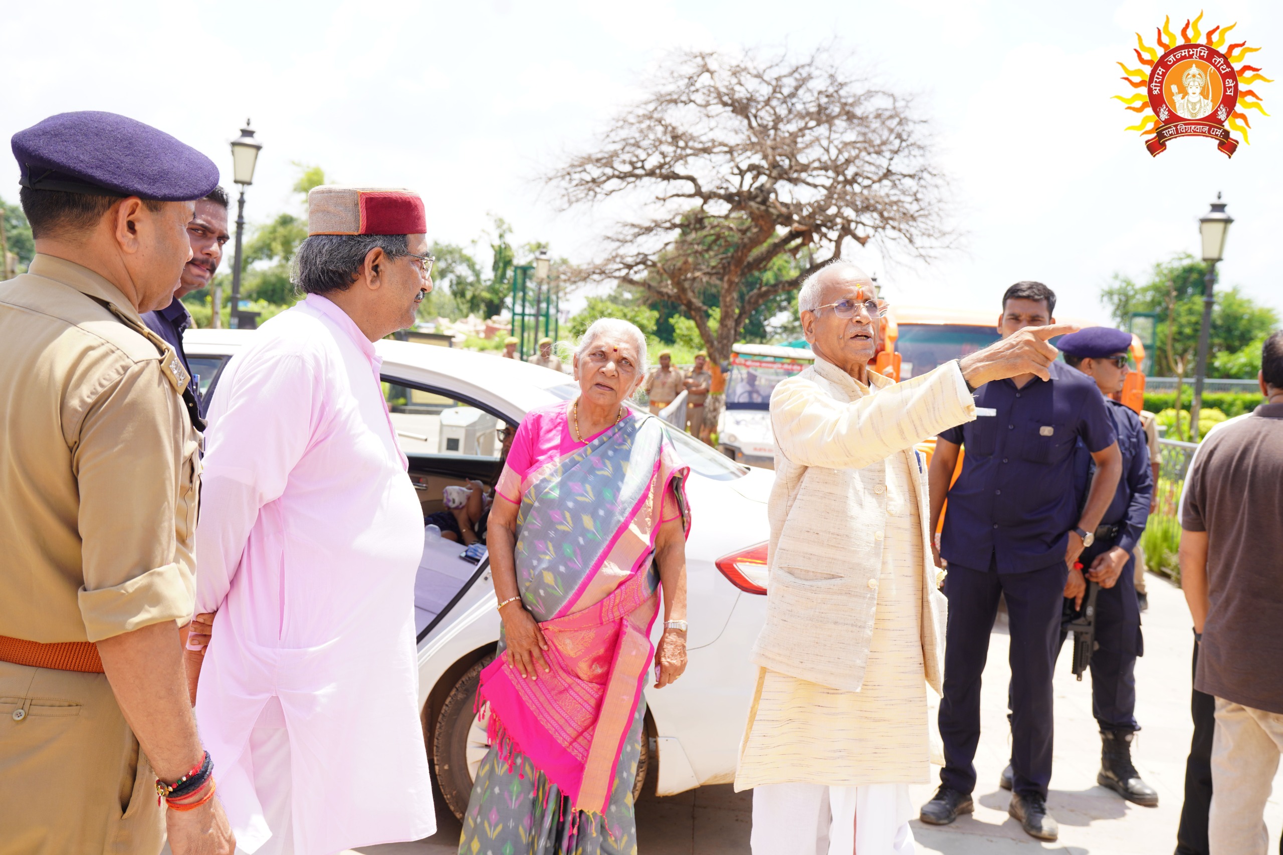 व्यक्तिगत दौरे पर राज्यपाल आनंदीबेन पटेल पहुंची राम जन्मभूमि मंदिर, किया दर्शन पूजन