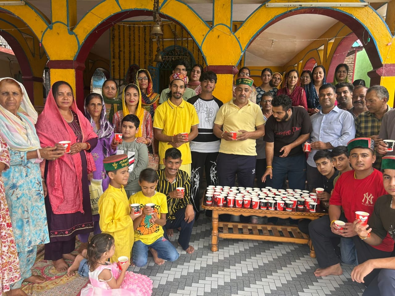 माता बगलामुखी मंदिर सेहली में खीर का भंडारा लगाते हुए।