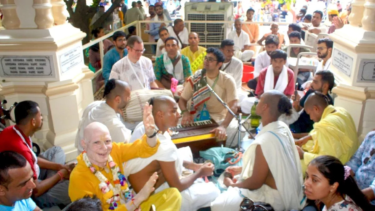 विदेशी भक्त जन्मोत्सव मनाते हुए