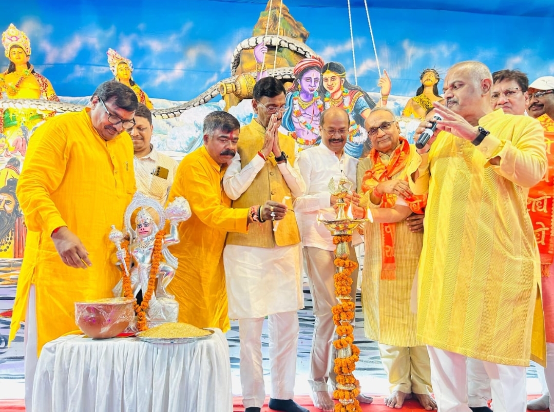 कार्यक्रम का उद्घाटन करते संजय सेठ सहित अन्य