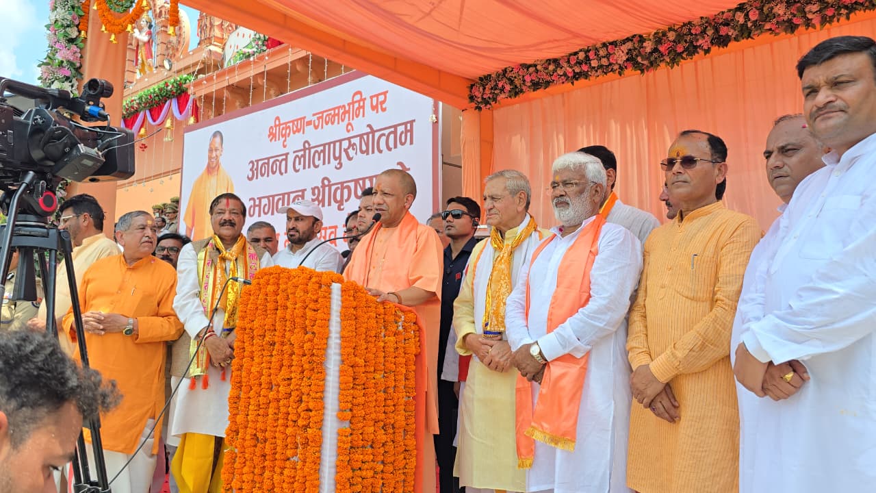 युगल सरकार की आरती एवं पूजा अर्चना करते याेगी आदित्यनाथ