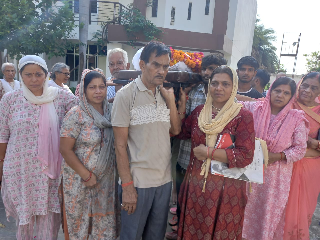 पिता के पार्थिव शरीर को कंधा देती बेटियां पिता के पार्थिव शरीर को कंधा देती बेटियां