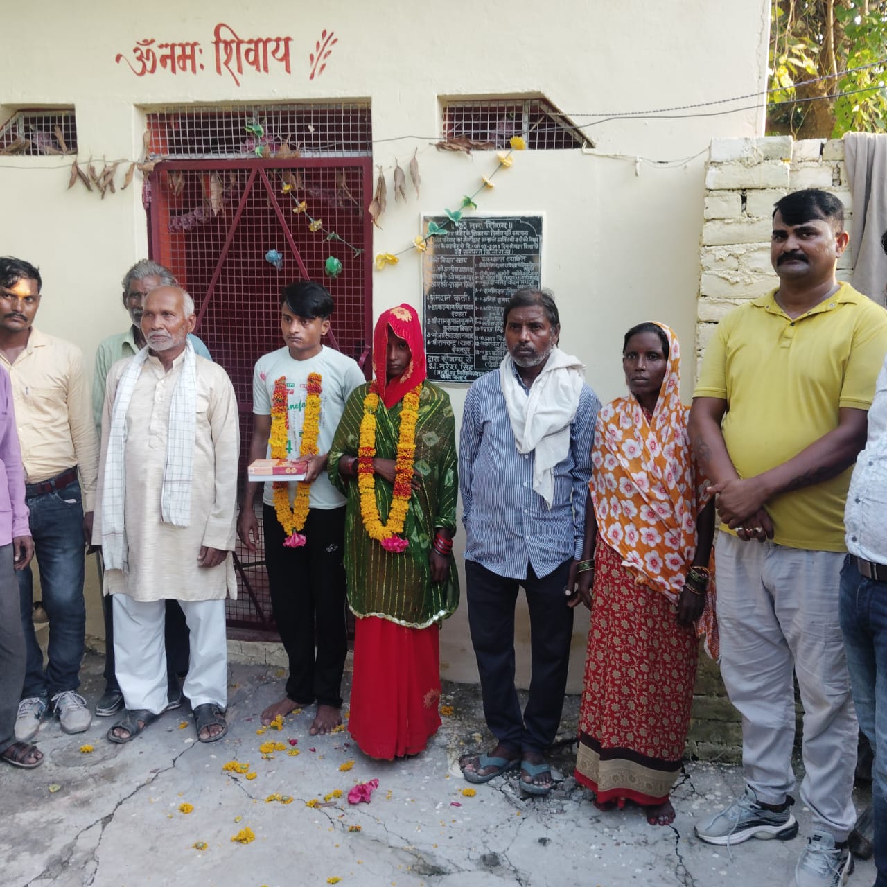 परिजनों के साथ ग्रुप फ़ोटो