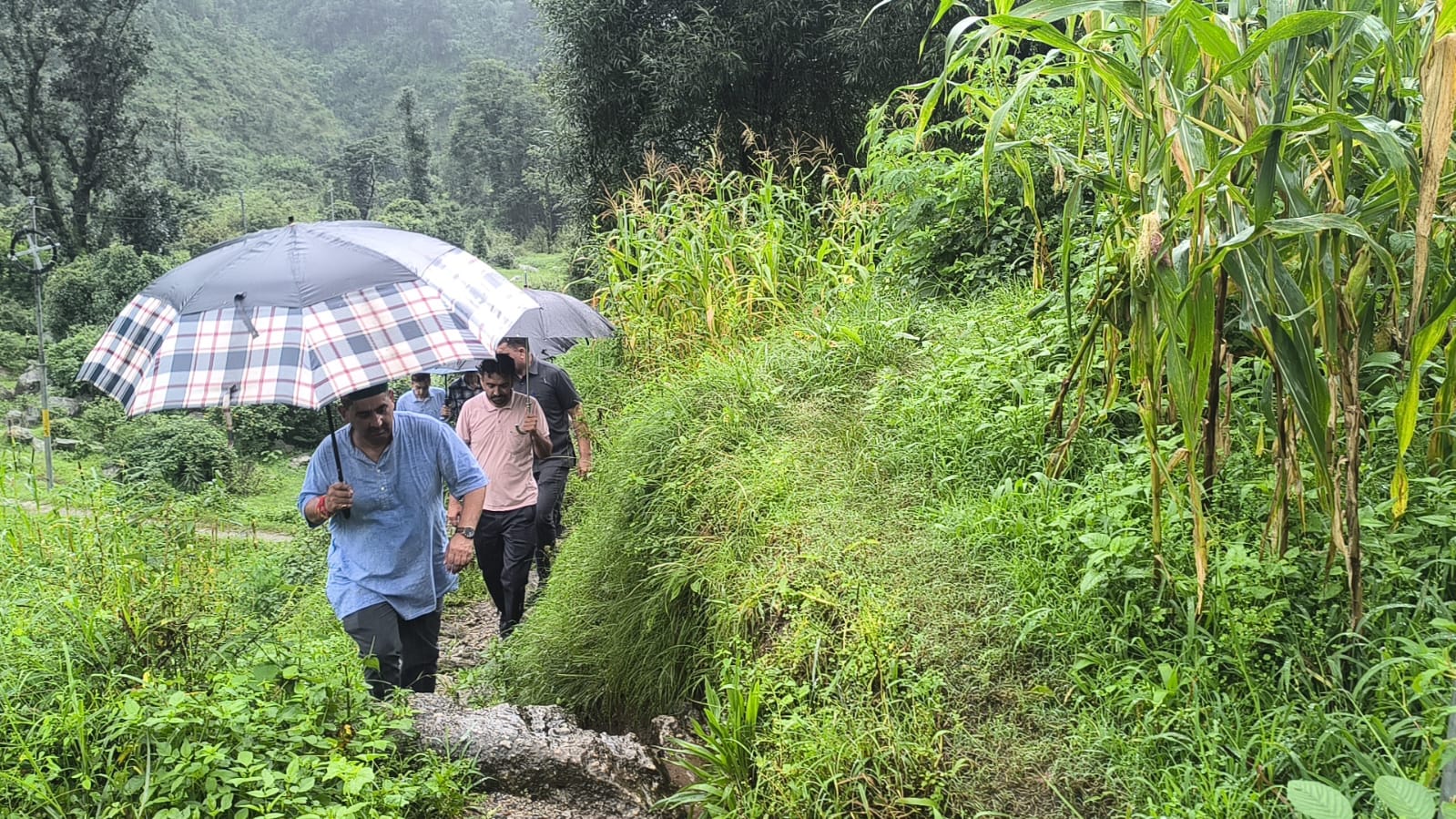 प्रभावित क्षेत्रों का जायजा लेने के लिए पैदल जाते हुए उपमुख्य सचेतक। प्रभावित क्षेत्रों का जायजा लेने के लिए पैदल जाते हुए उपमुख्य सचेतक।