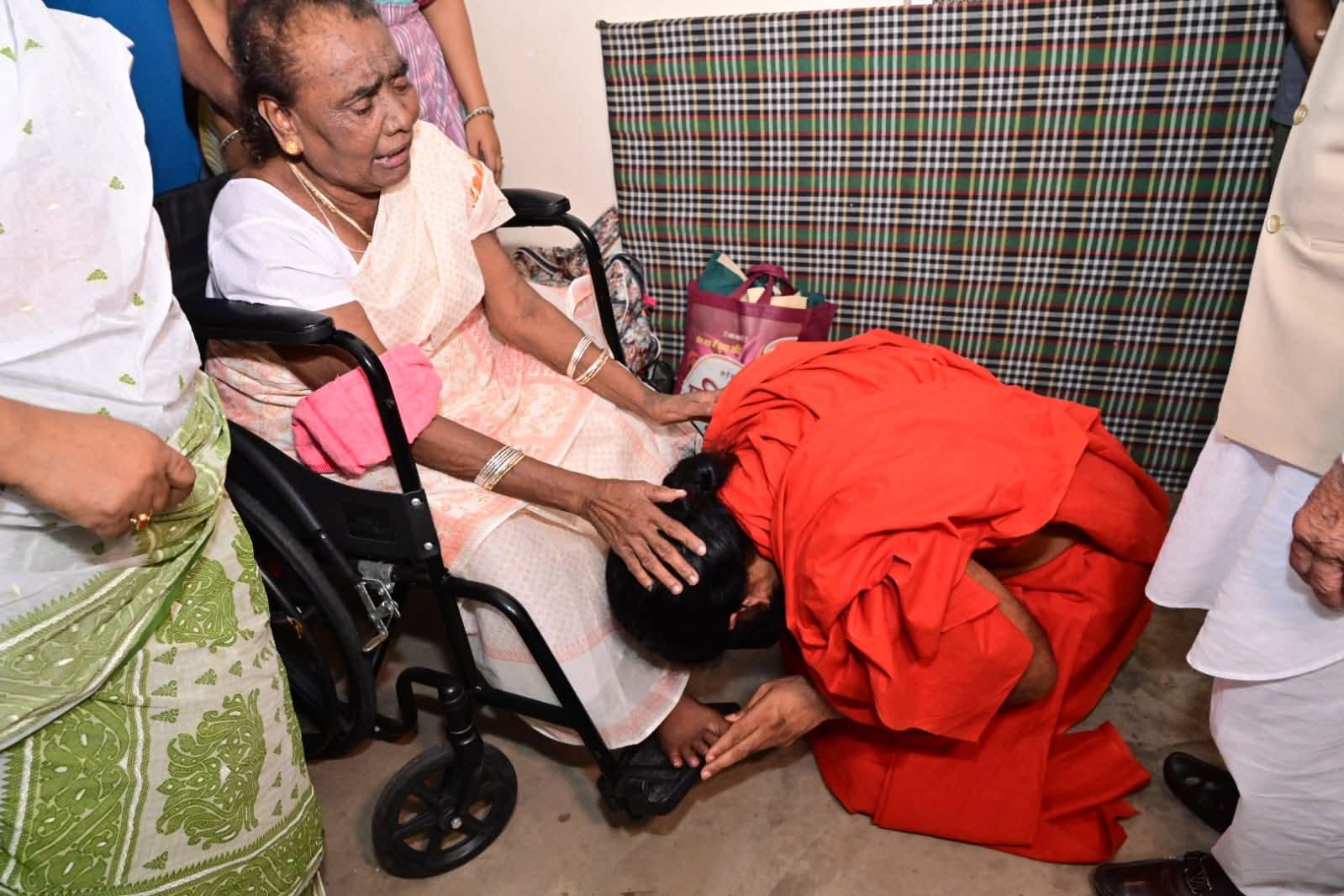योग गुरु रामदेव ने लिया रूपी सोरेन का आशीर्वाद