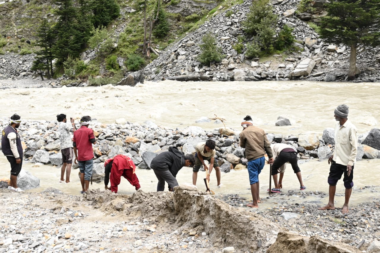 हर्षिल में बनी अस्थाई झील ने बढ़ाई थी टेंशन, टेक्निकल टीम पानी निकालने में लगी