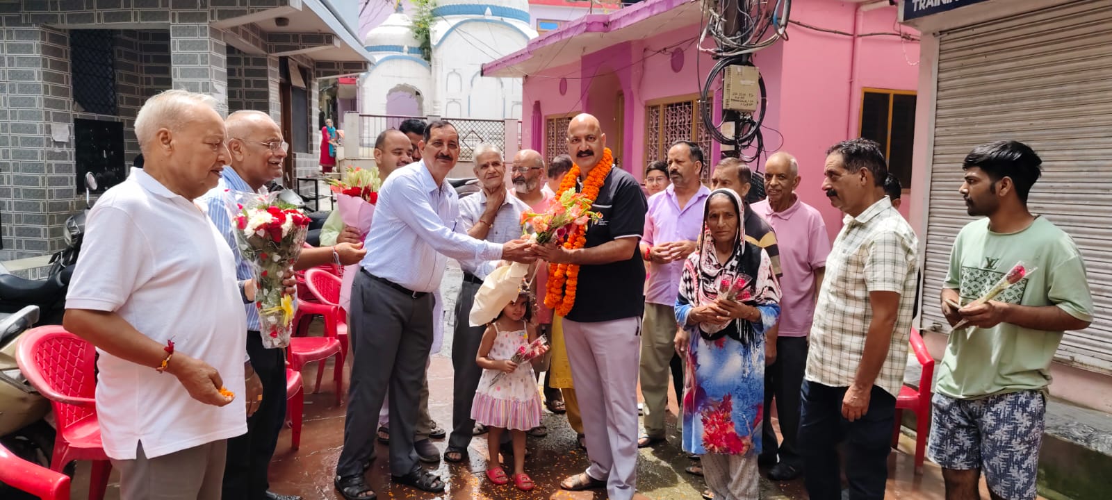 पुरानी मंडी में जनसुविधा केंद्र का शुभारंभ करने से पूर्व स्वागत करते हुए। पुरानी मंडी में जनसुविधा केंद्र का शुभारंभ करने से पूर्व स्वागत करते हुए।