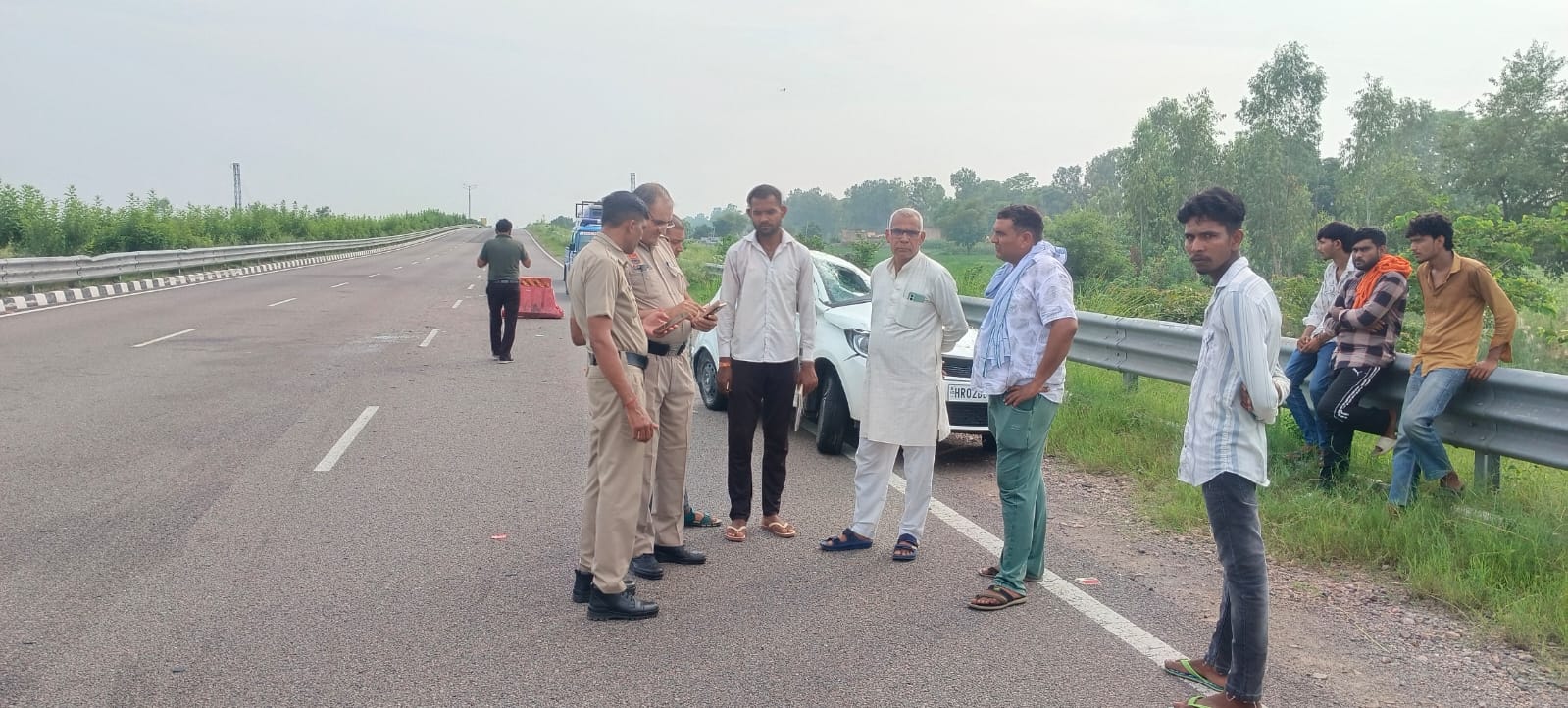 एनएच 152 डी पर जांच करते हुए पुलिस। एनएच 152 डी पर जांच करते हुए पुलिस।