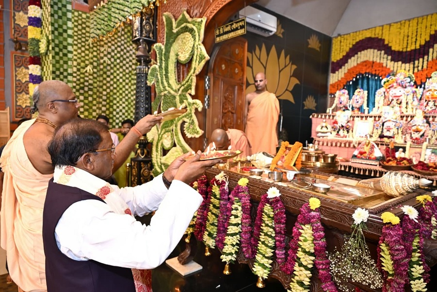 श्री कृष्ण जन्माष्टमी के पावन अवसर पर उत्तर गुवाहाटी स्थित हरे कृष्ण मंदिर में दर्शन एवं पूजन करते असम के राज्यपाल लक्ष्मण प्रसाद आचार्य श्री कृष्ण जन्माष्टमी के पावन अवसर पर उत्तर गुवाहाटी स्थित हरे कृष्ण मंदिर में दर्शन एवं पूजन करते असम के राज्यपाल लक्ष्मण प्रसाद आचार्य