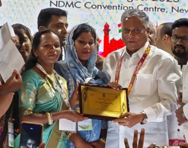 आदिवासी अंचल की सरपंच कविता धुर्वे को मिला राष्ट्रीय सम्मान आदिवासी अंचल की सरपंच कविता धुर्वे को मिला राष्ट्रीय सम्मान