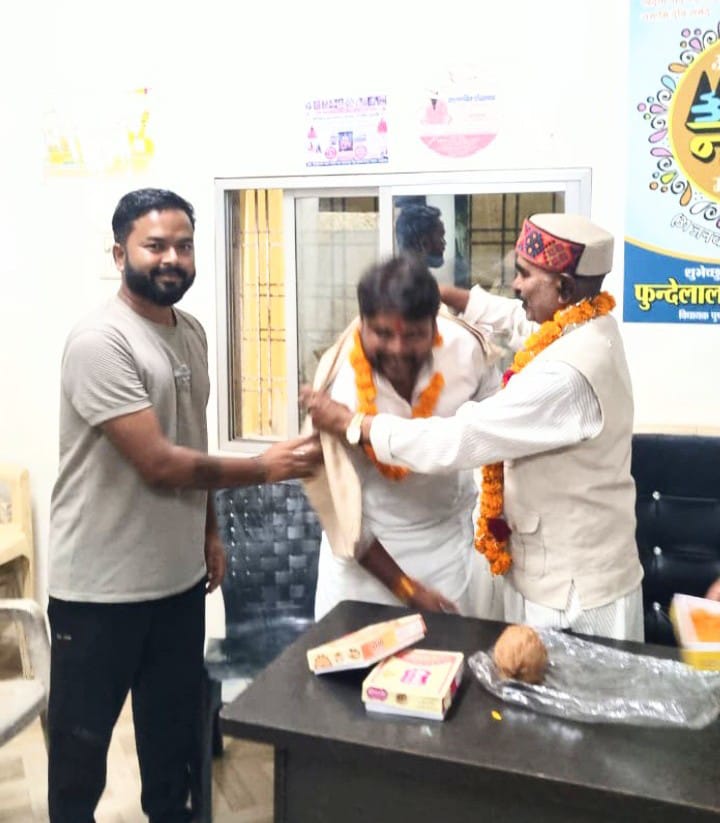 पुष्पराजगढ़ विधायक से आशीर्वाद लेते हुए