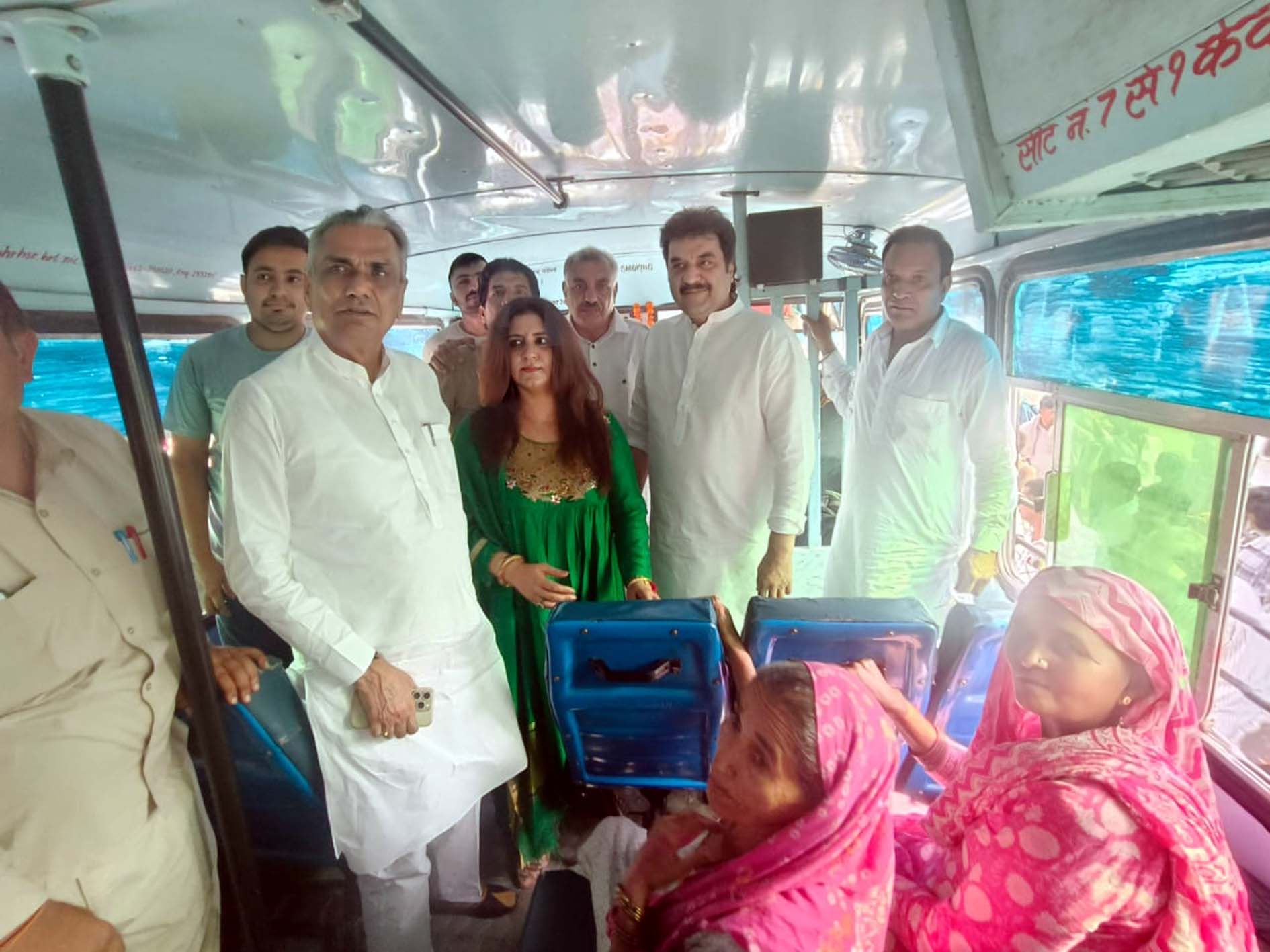 बस में चढकर यात्रियों से बातचीत करते पूर्व सांसद कुलदीप बिश्नोई।