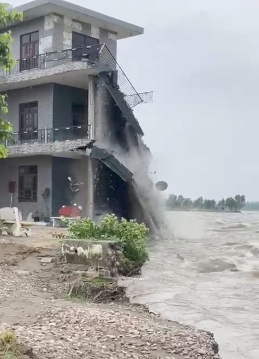 बाढ़ से गिरा भवन बाढ़ से गिरा भवन