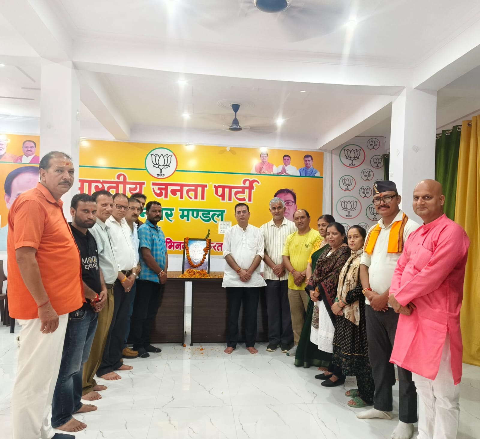 श्रीनगर में पूर्व पीएम अटल बिहारी वाजपेई की पुण्यतिथि मनाते भाजपा कार्यकर्ता श्रीनगर में पूर्व पीएम अटल बिहारी वाजपेई की पुण्यतिथि मनाते भाजपा कार्यकर्ता