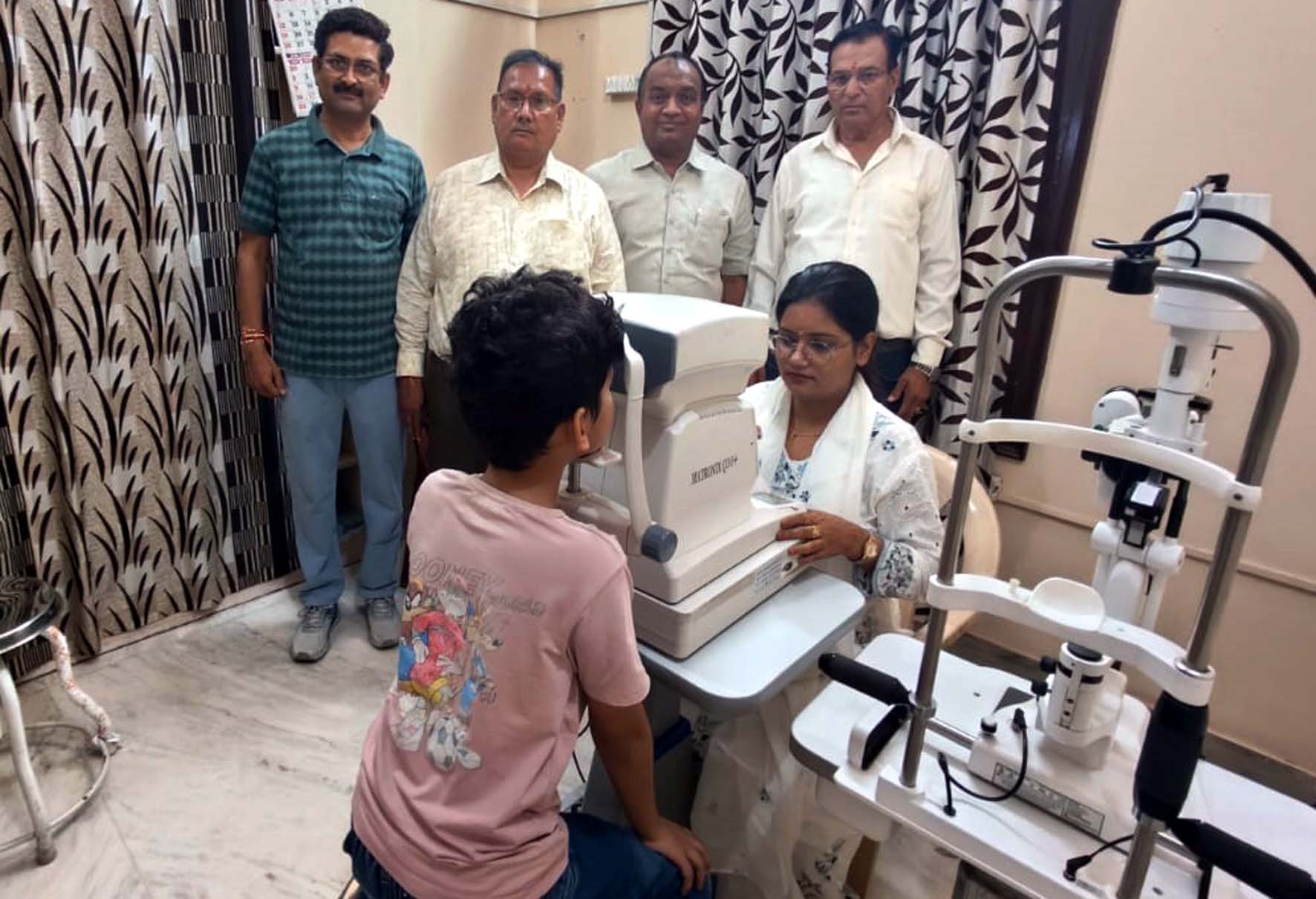 निशुल्क कैंप में रोगियों की जांच करते चिकित्सक।